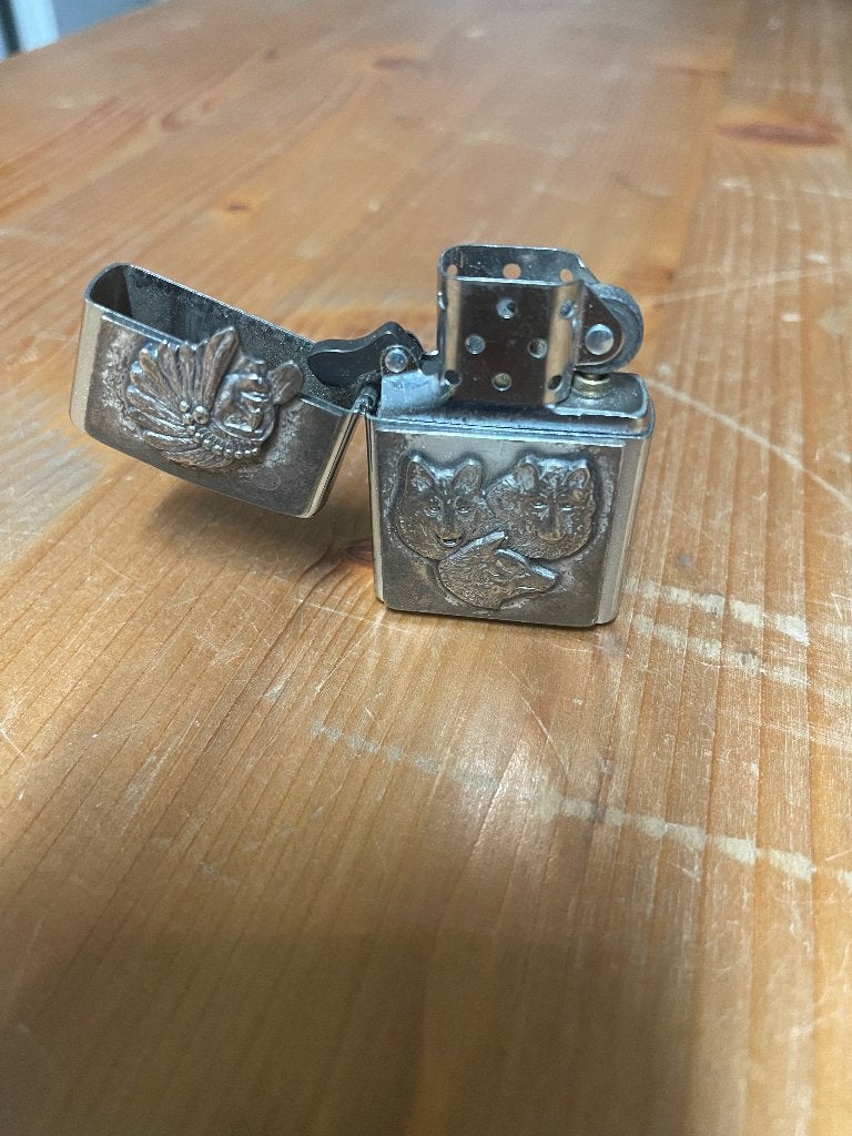Briquet essence métal relief loups et aigle, Collections, Enlèvement, Utilisé, Briquet