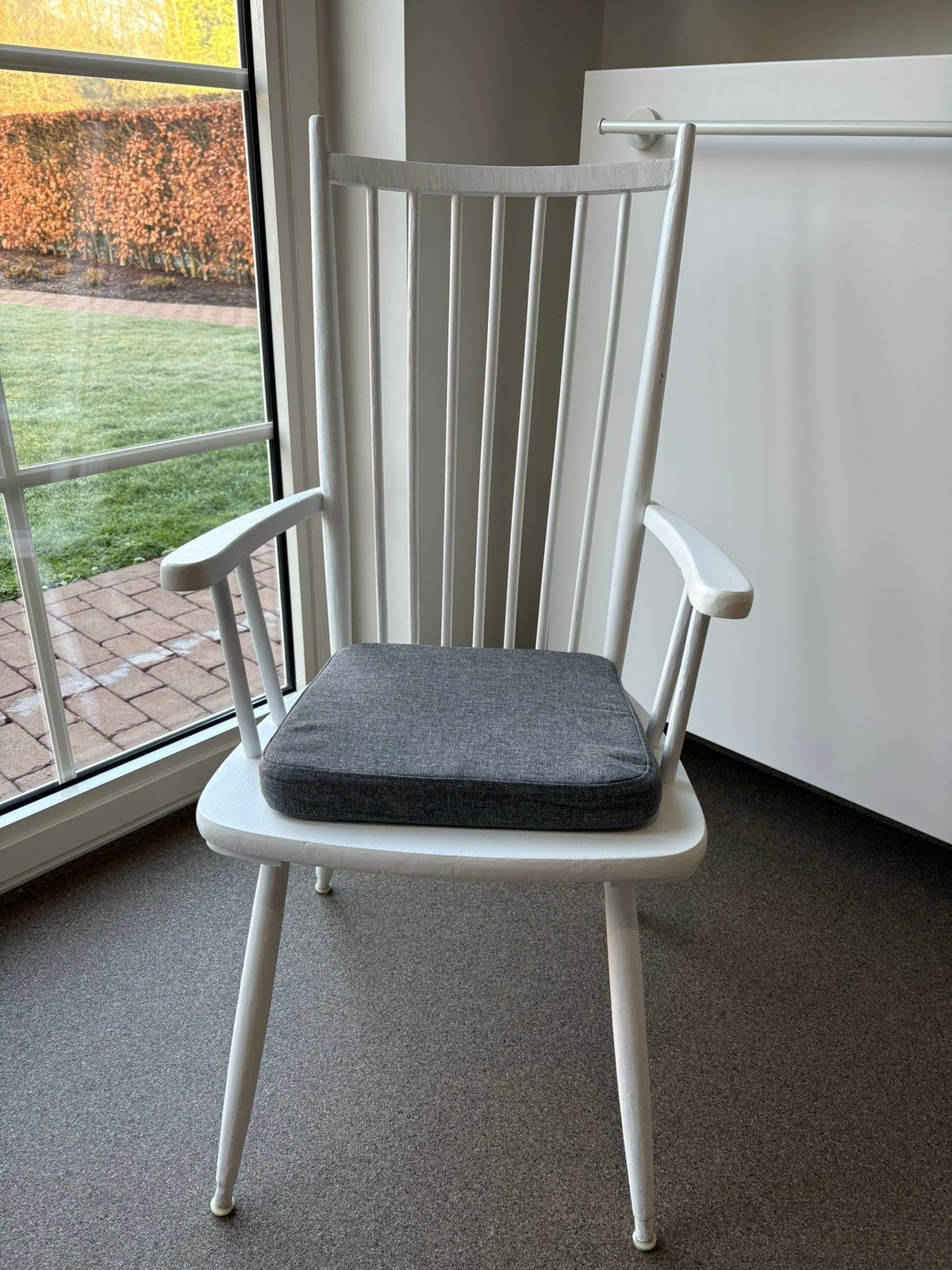 Witte spijlenstoel met leuning en kussen., Ophalen, Wit, Zo goed als nieuw, Eén