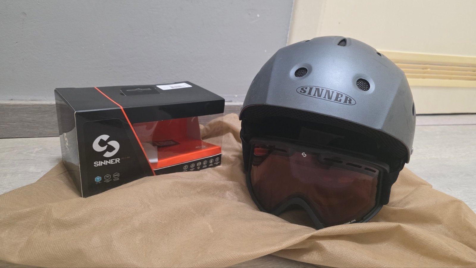 SINNER skihelm met Batava OTG-skibril, Ophalen