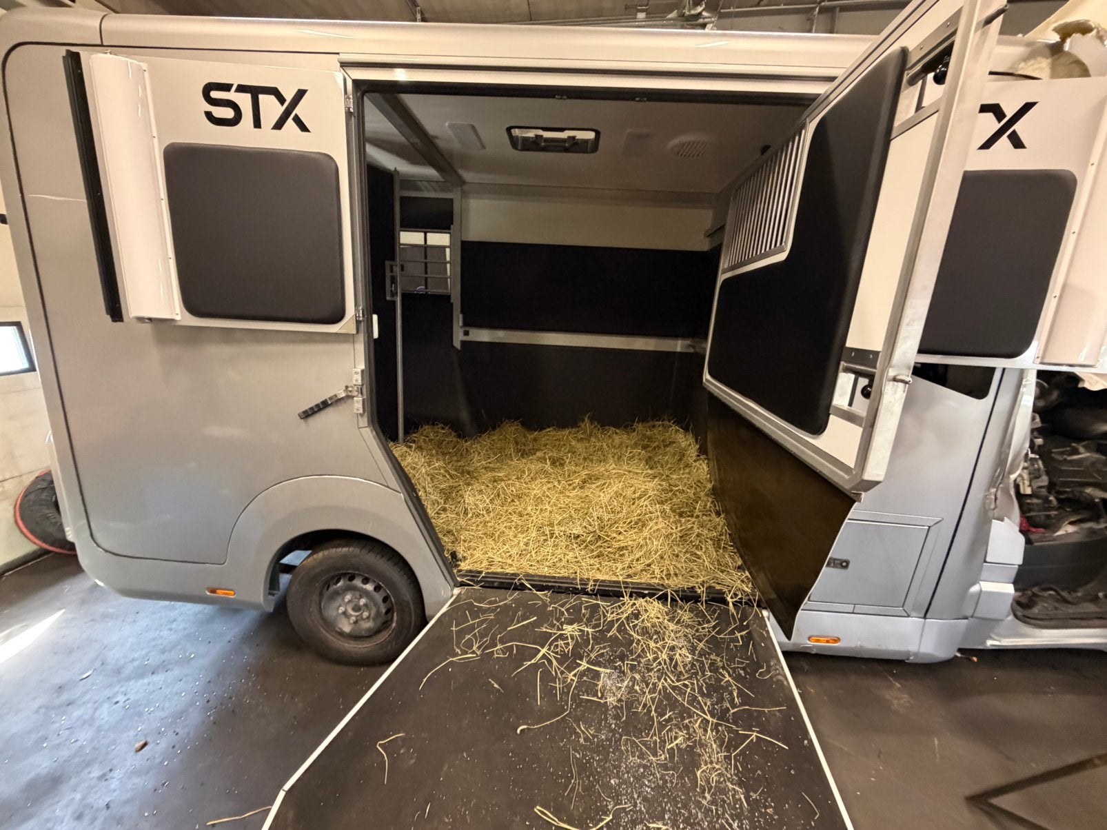 STX 2 PAARDENTRAILER (ENKEL PAARDENGEDEELTE ZONDER MECHANIEK, Ophalen, Zo goed als nieuw
