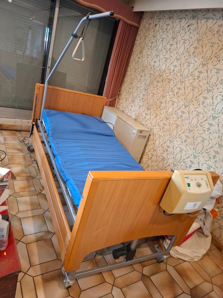 Lit médical + matelas anti-escarres, Enlèvement