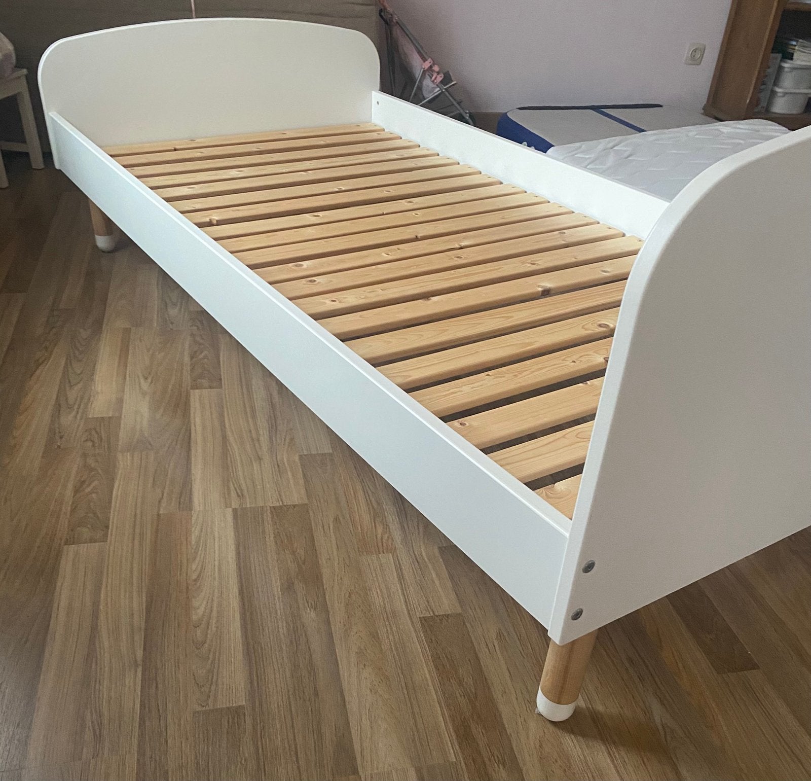 Mooi eenspersoonsbed met lattenbodem en matras, Kinderen en Baby's, Kinderkamer | Bedden, Ophalen, Zo goed als nieuw, Minder dan 140 cm