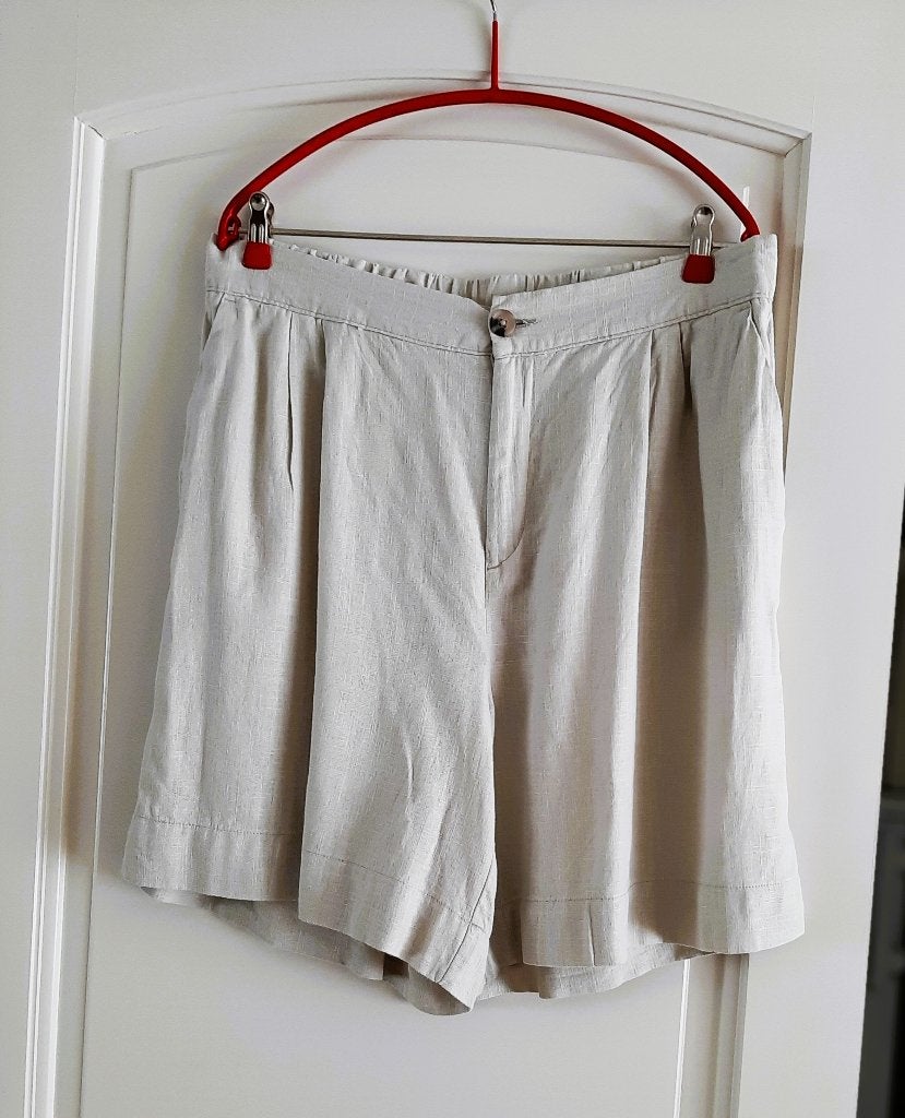 Te koop: Nieuw!! Mooie beige linnen/viscose short, L., Ophalen, Kort, Beige, Maat 42/44 (L)