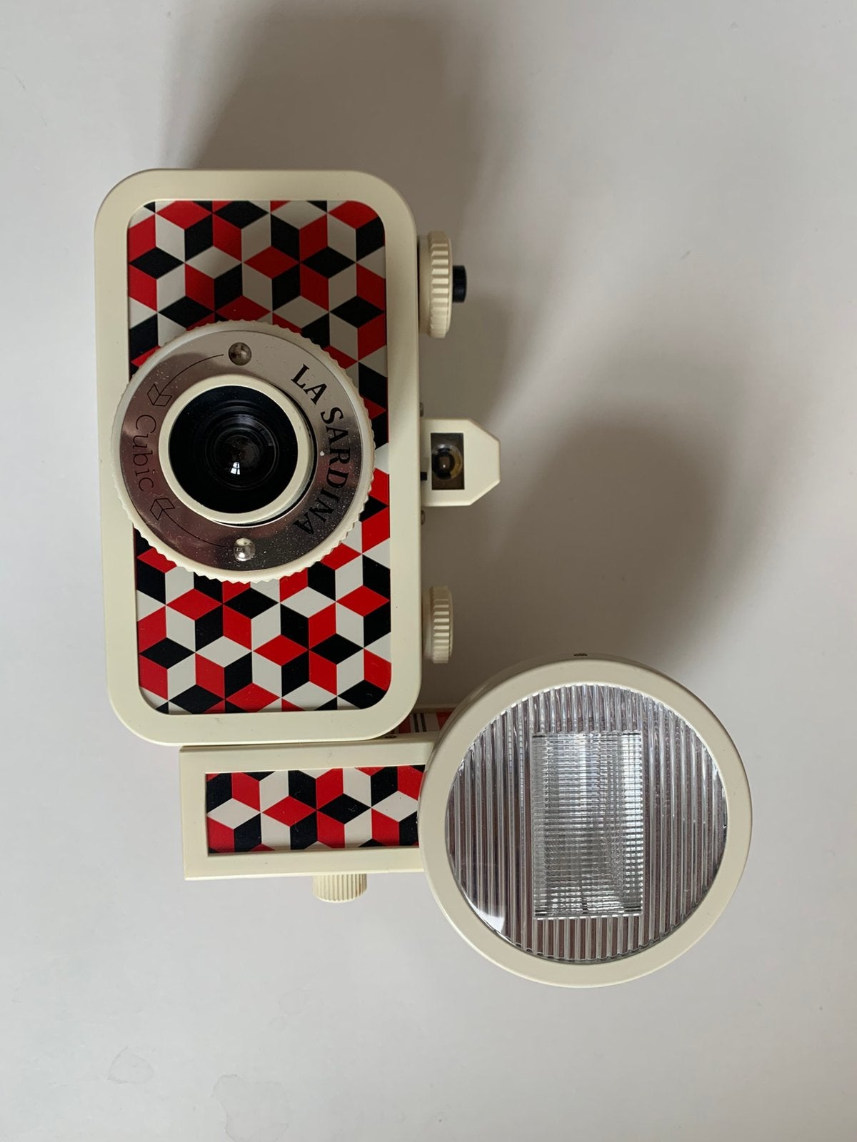 Lomography La Sardina Cubic Edition camera + flitser, Audio, Tv en Foto, Fotocamera's Analoog, Ophalen of Verzenden, Zo goed als nieuw