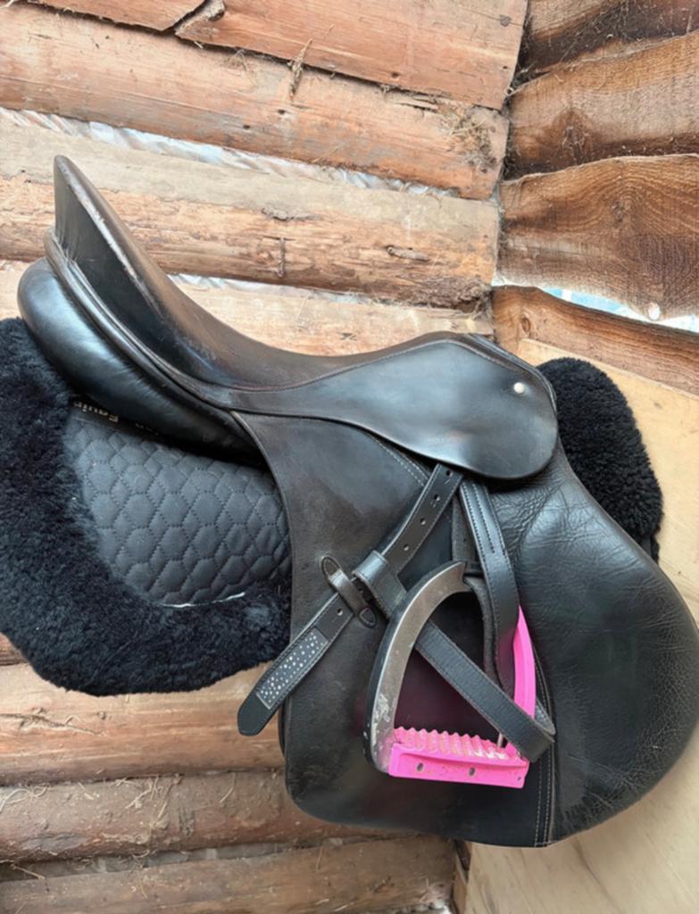 Zwart springzadel te koop, Dieren en Toebehoren, Ophalen of Verzenden, Gebruikt, Springen