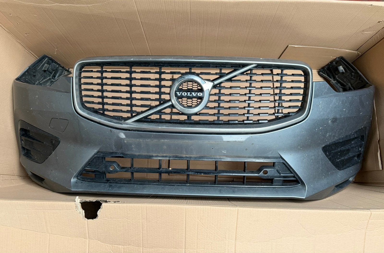 Pare-chocs avant + calandre Volvo XC60 II R-Design, Pare-chocs, Enlèvement, Avant, Volvo