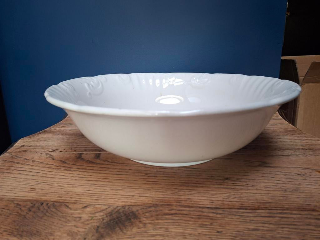 Faïencerie de Nimy, Witte Keramieken schaal met ornamenten, Antiek en Kunst, Ophalen