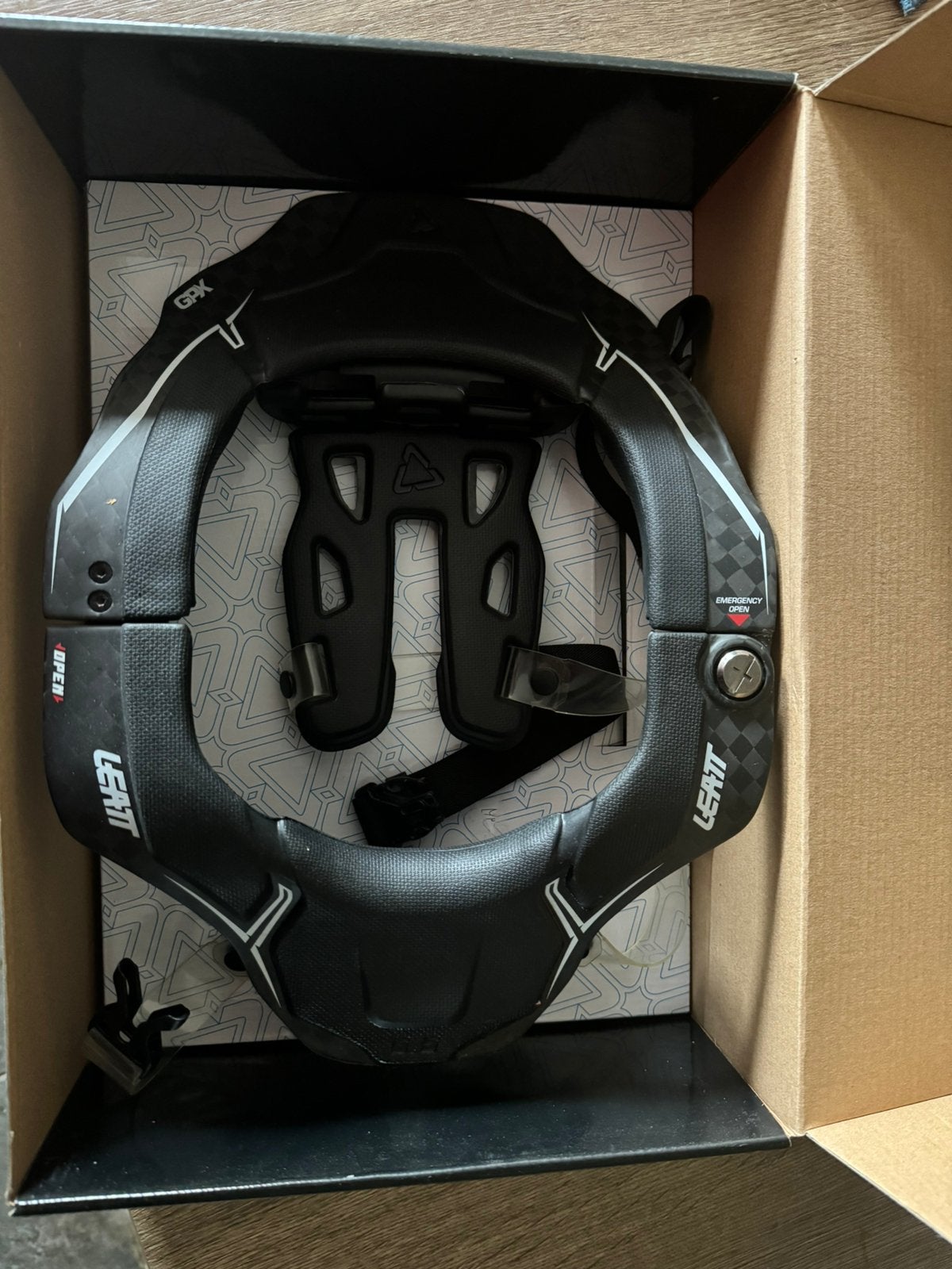 Leatt brace GPX 6.5 carbon, Ophalen