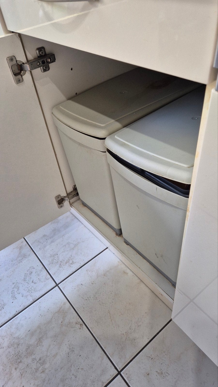 Poubelle de tri encastrable sous évier – 2 bacs/ 4 seaux, Enlèvement, Utilisé, Plastic creme
