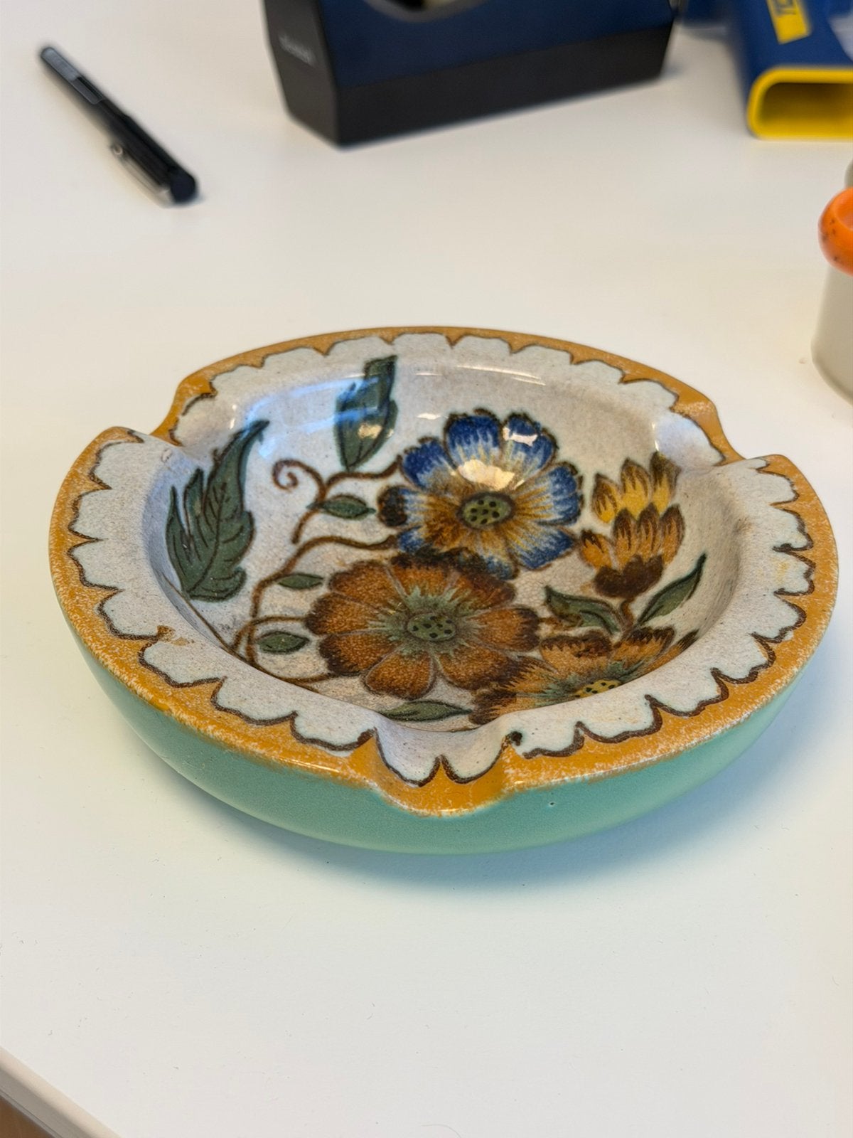 Cendrier vintage en poterie Gouda peint à la main 16 cm 1950, Collections, Enlèvement ou Envoi, Cendrier