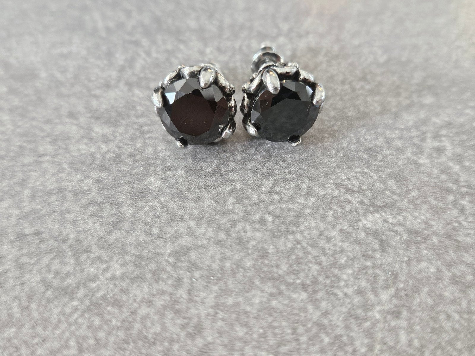 Mooie oorbellen met zwarte steen., Bijoux, Sacs & Beauté, Bracelets à breloques, Envoi