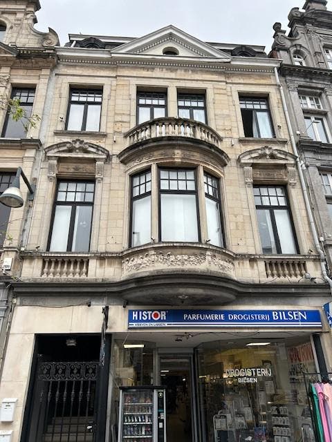 Handelspand met 2 appartementen
