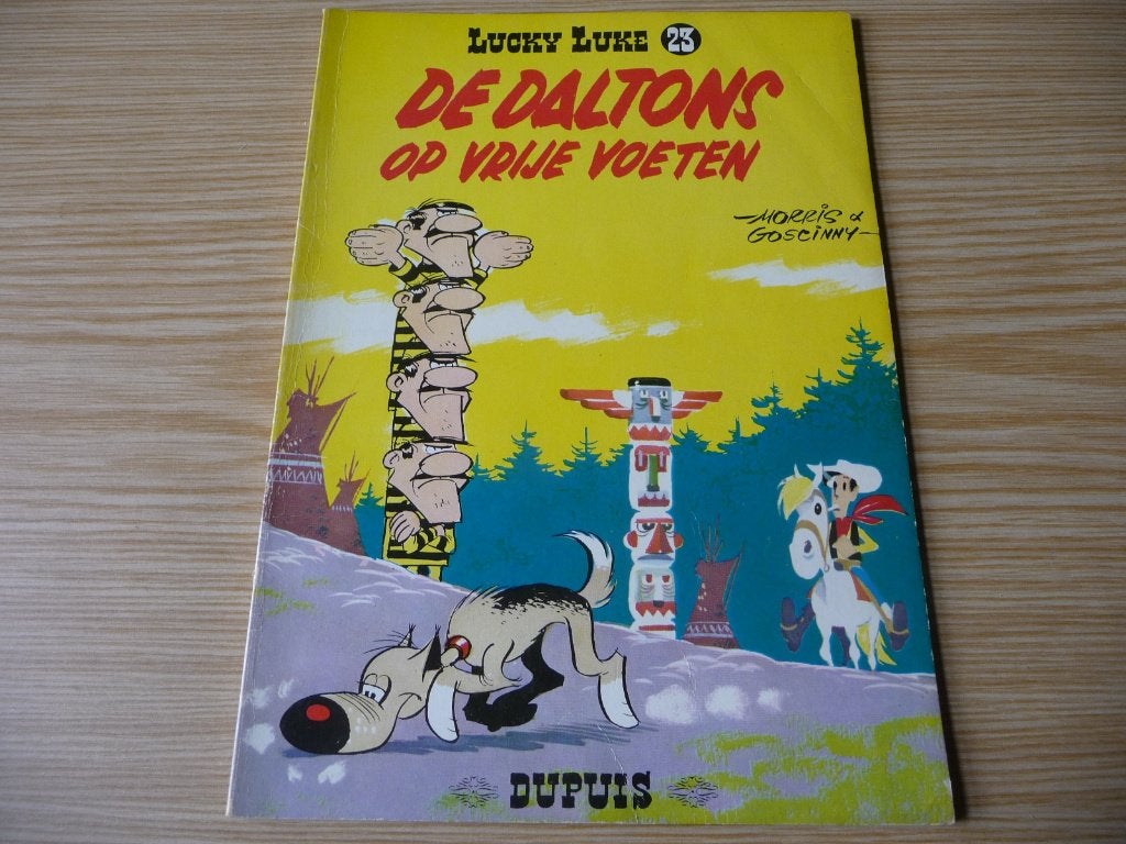 Lucky Luke 23. De Daltons op vrije voeten 1977 €2, Eén stripboek, Ophalen of Verzenden, Zo goed als nieuw, Morris & Goscinny,