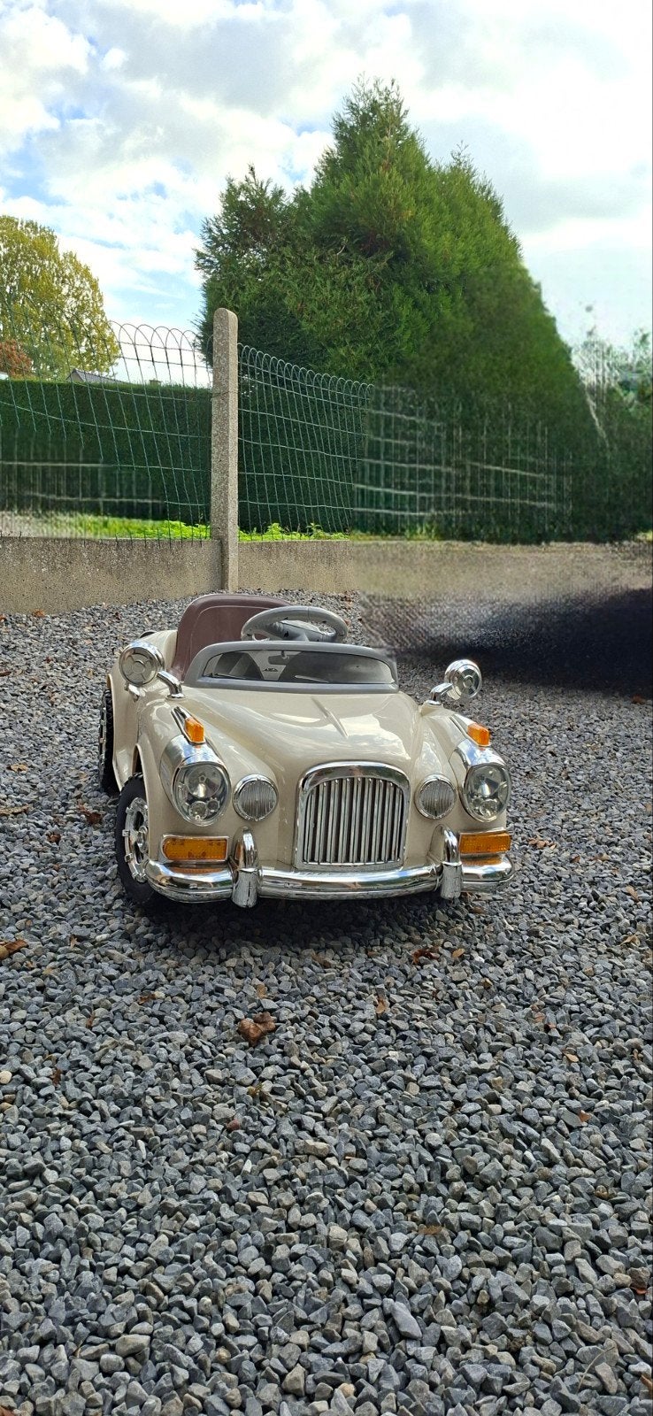 Petite voiture électrique rétro beige