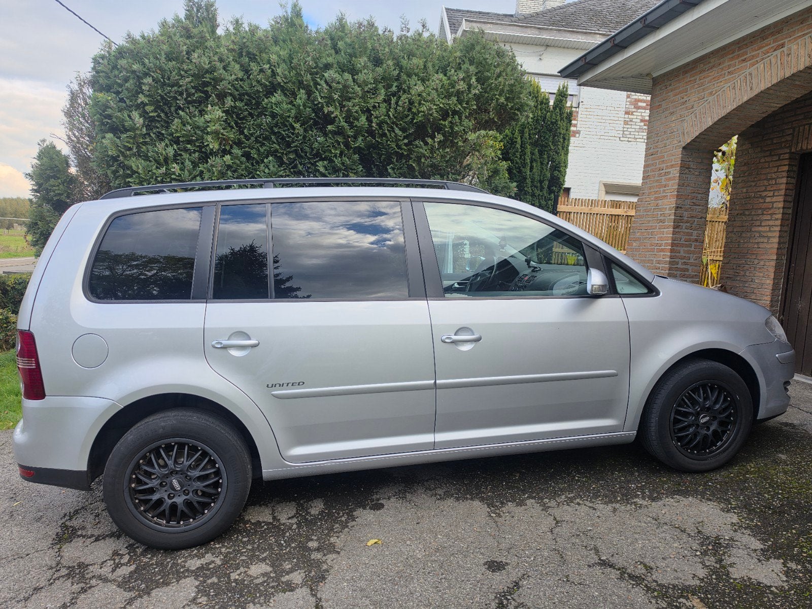 Volkswagen Touran 1.6 Benzine | 2009 | 148.000 km | 7 Zitpla, Auto's, Voorwielaandrijving, 75 kW, Zwart, 4 cilinders
