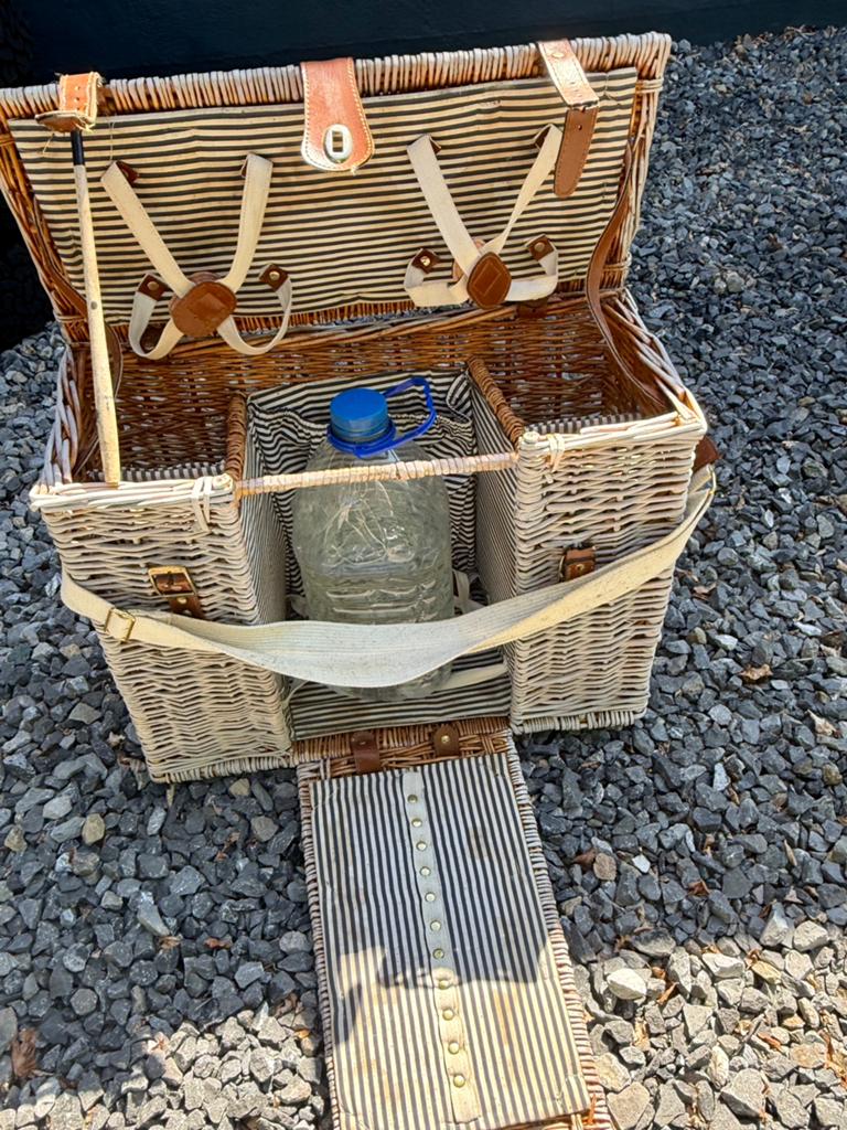 Grote rieten picknickmand voot auto of decoratie, Ophalen, Zo goed als nieuw