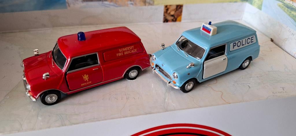 Lot 2x VAN MINI AUSTIN Mk2 (1x Pompiers + 1x Police) UH Neuf, Enlèvement ou Envoi, Neuf, Voiture, Universal Hobbies