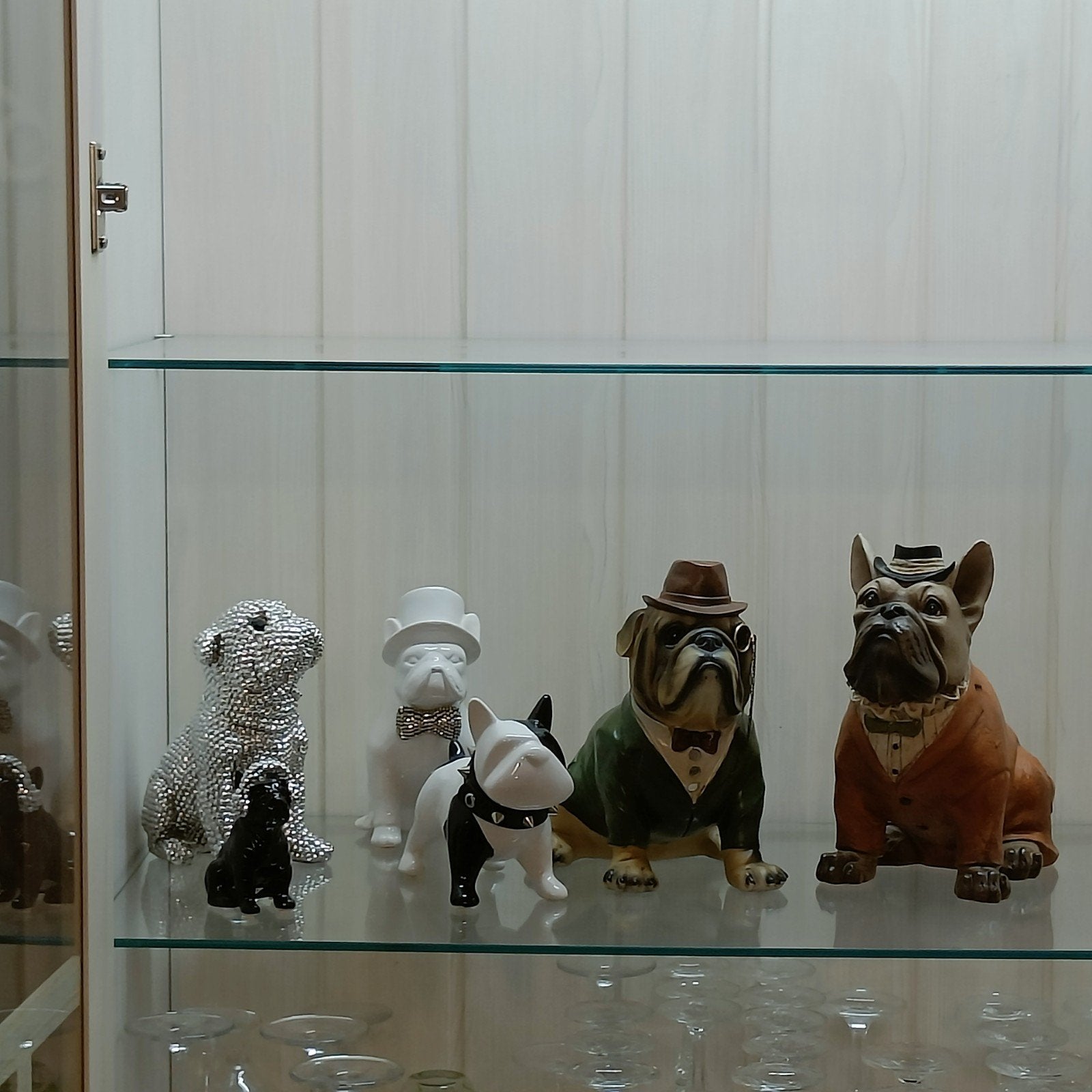 Buldog beeldjes, Enlèvement