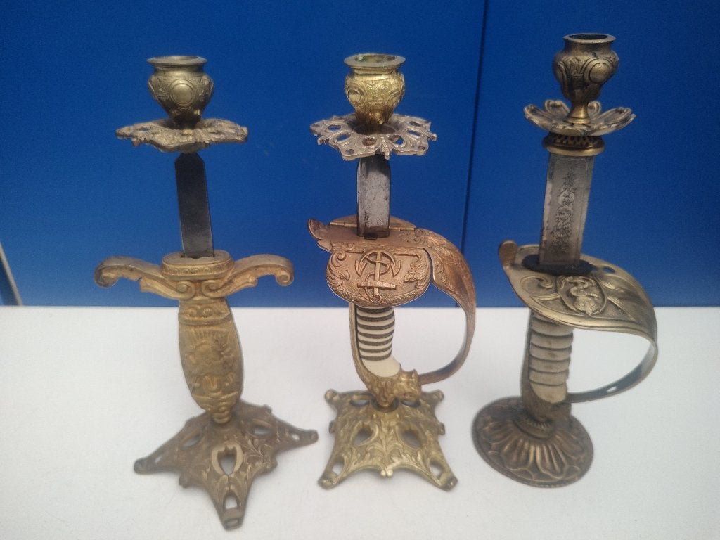 3 Kandelaars gemaakt van sabel handvatten, Verzamelen, Militaria | Algemeen, Ophalen of Verzenden