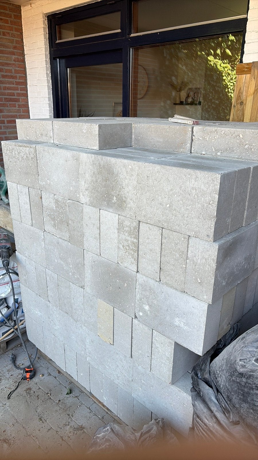 130 betonblokken, Doe-het-zelf en Bouw, Metselstenen, Ophalen, Zo goed als nieuw
