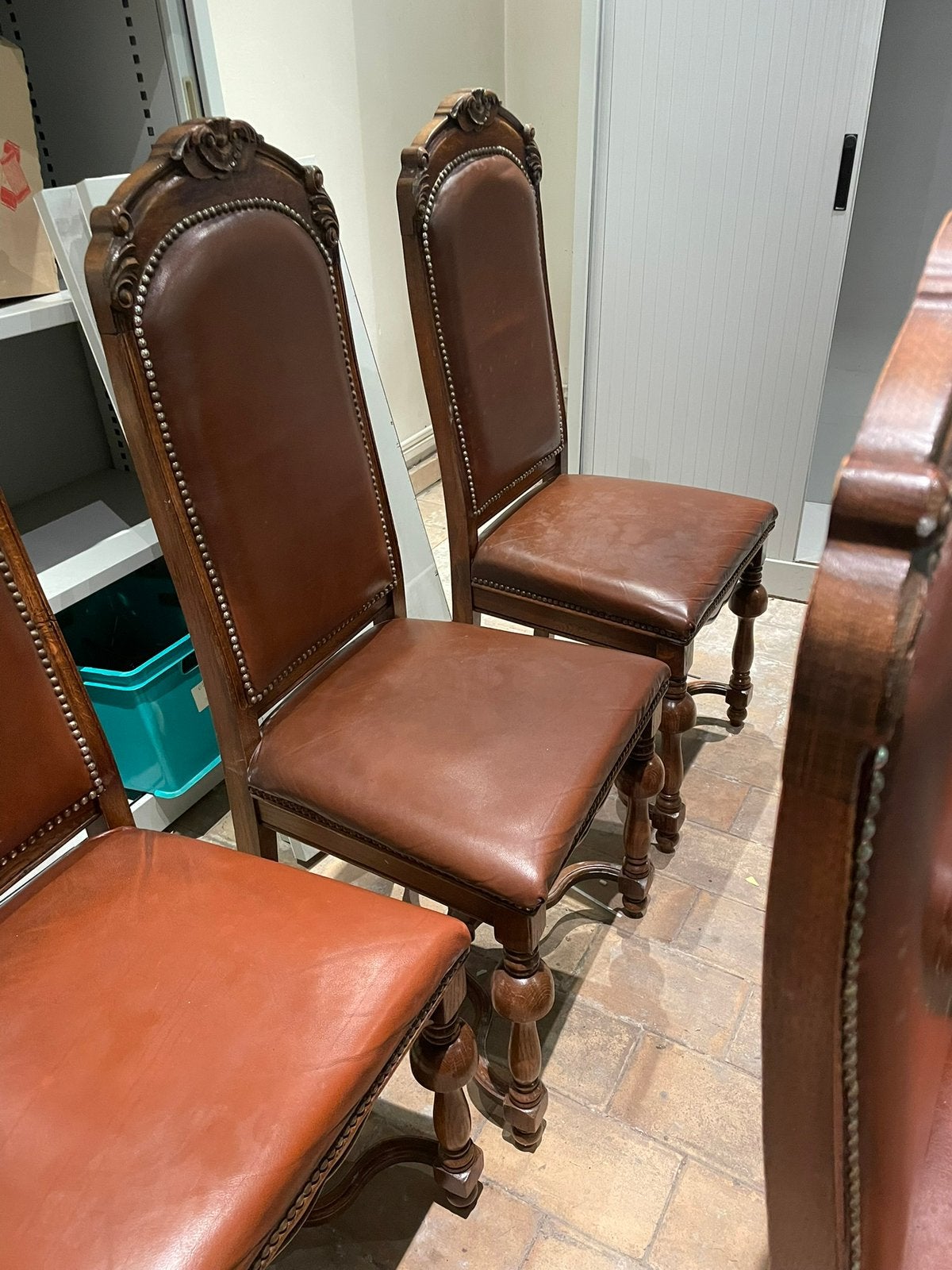Chaises en cuir et bois, Enlèvement