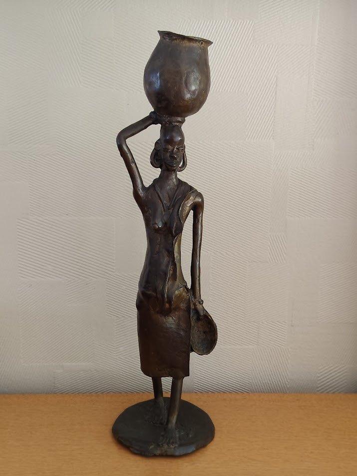 Statuette africaine, Enlèvement
