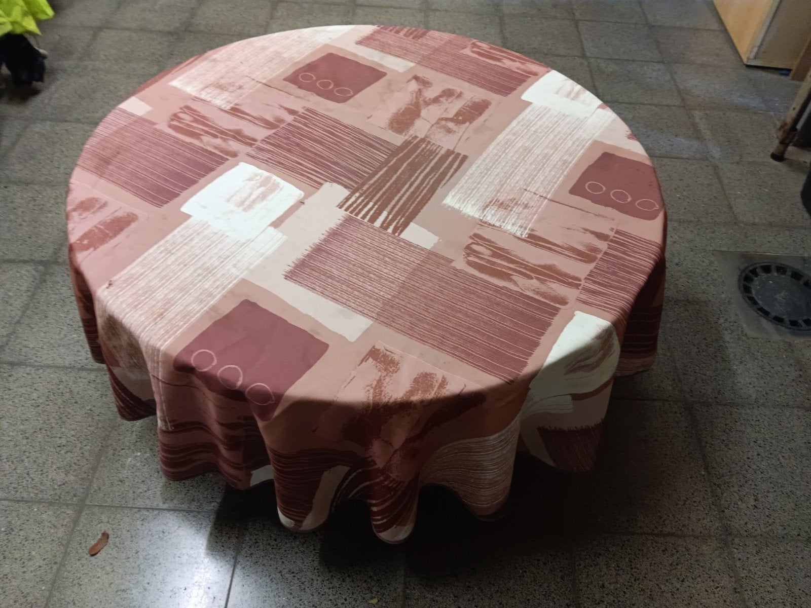 ronde eiken salontafel 1m met 2 tafelkleden kan geleverd wor, Ophalen
