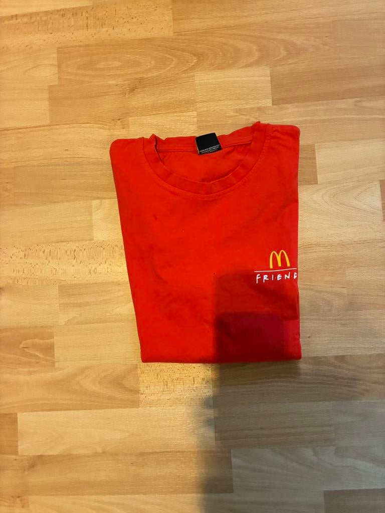 Mcdonalds x Friends TShirt, Kleding | Heren, Ophalen of Verzenden, Zo goed als nieuw, Maat 48/50 (M), Rood