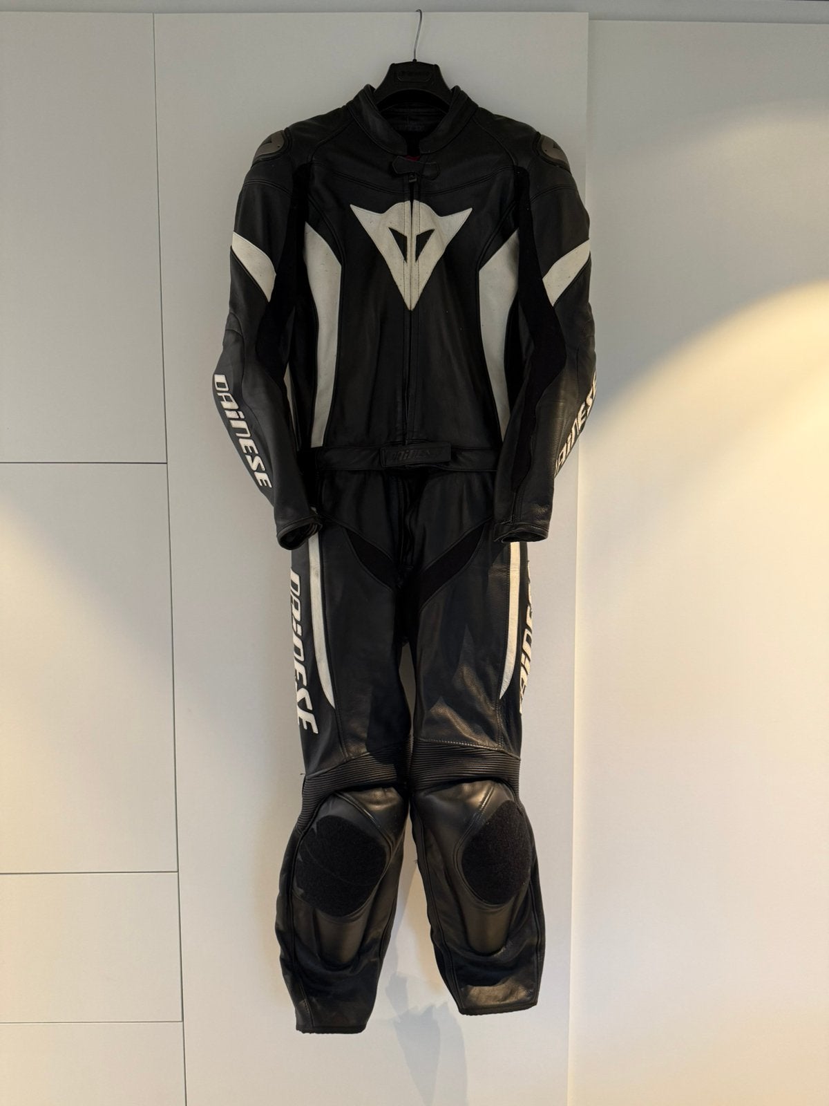 Costume 2 pièces en cuir Dainese - taille 98, Motos, Enlèvement, Seconde main, Hommes, Combinaison