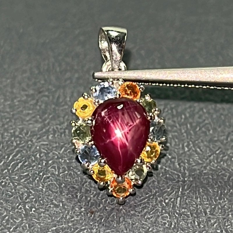 Pendentif en forme d'étoile naturelle avec rubis et saphir, Neuf, Enlèvement ou Envoi, Autres couleurs, Avec pierre précieuse