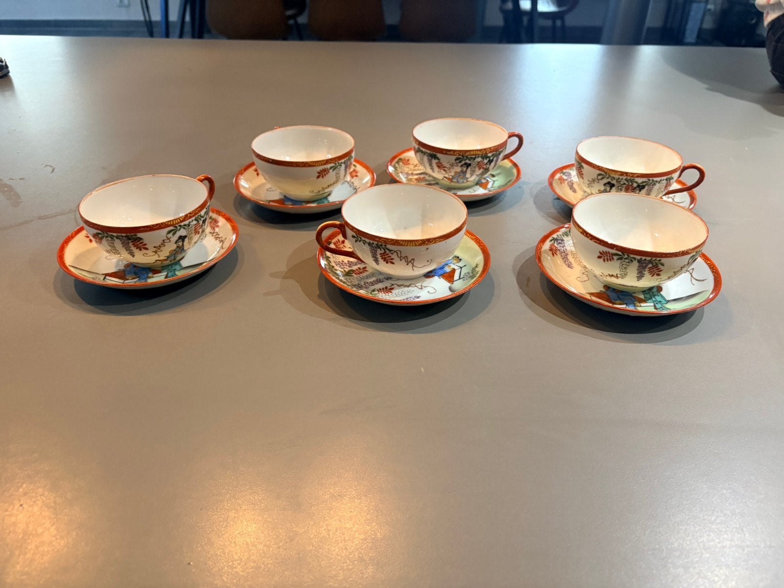 Ancien service de 6 tasses et sous-tasses en porcelaine, Antiquités & Art, Envoi