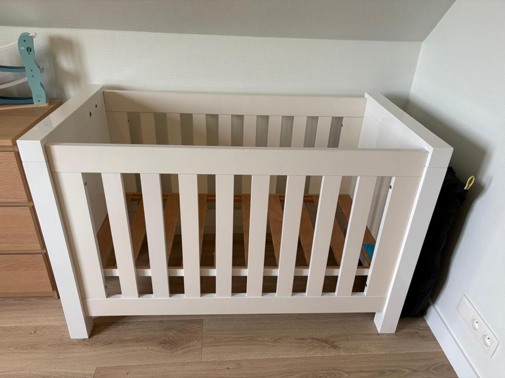 Lit pour bébé - blanc (matlas inclus) - 120x60 cm, Enfants & Bébés, Enlèvement, Comme neuf, Matelas