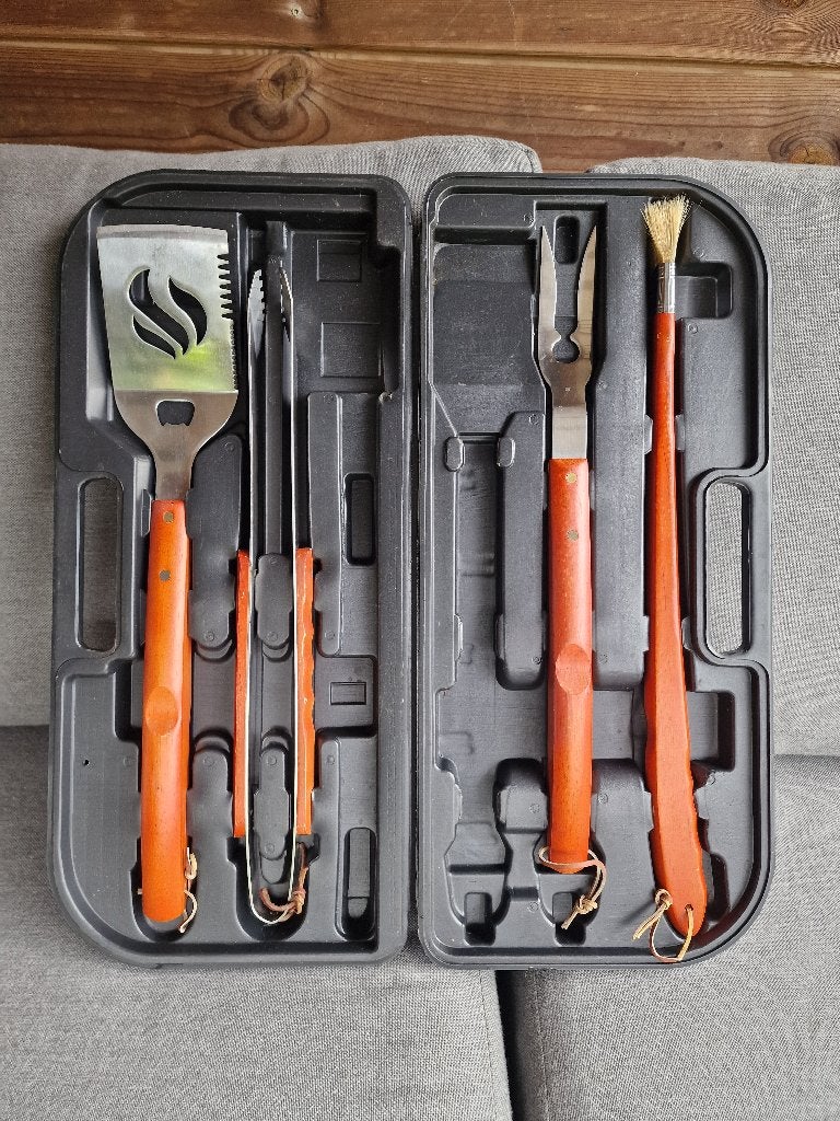 BBQ accesoires in draagkoffer, Ophalen, Zo goed als nieuw, Niet bekend