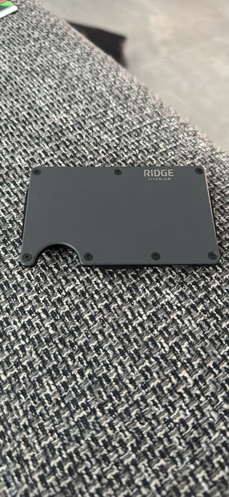 Ridge Wallet Titanium Gunmetal Grey, Enlèvement ou Envoi, Utilisé, Gris, Autres marques