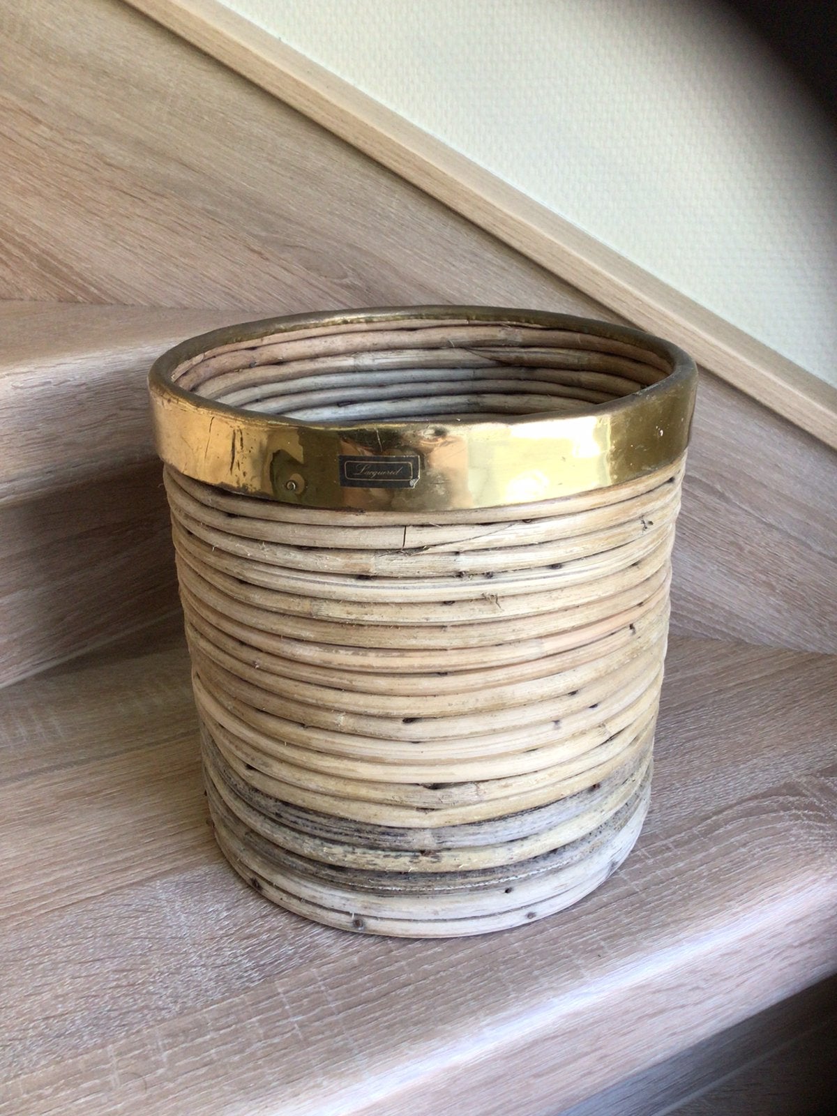 Boîte à fleurs vintage en rotin avec laiton, Jardin & Terrasse, Enlèvement ou Envoi, Moins de 25 cm, Rond, Utilisé