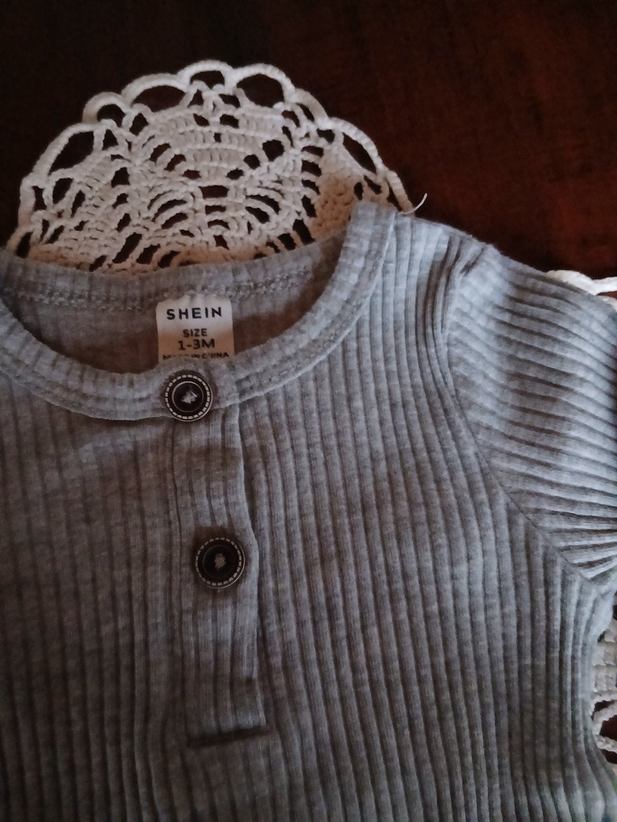Grijze geribde romper / jumpsuit SHEIN – Maat 56 (1-3 m), Kinderen en Baby's, Ophalen of Verzenden