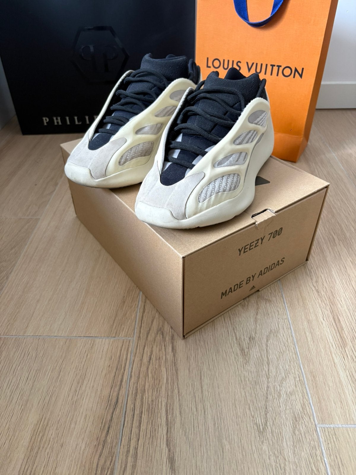 YEEZY 700 V3, Kleding | Heren, Schoenen, Ophalen, Zo goed als nieuw, Overige kleuren