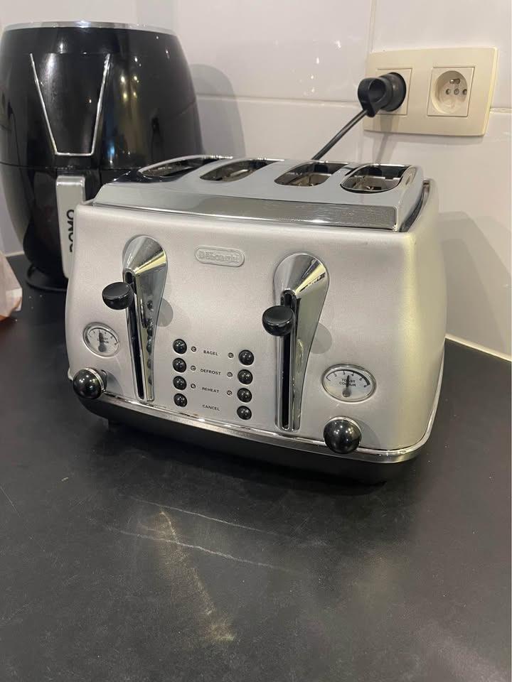 De’Longhi 4-sleuven Broodrooster – Inox/Zilver, Elektronische apparatuur, Broodroosters, Gebruikt, Ophalen