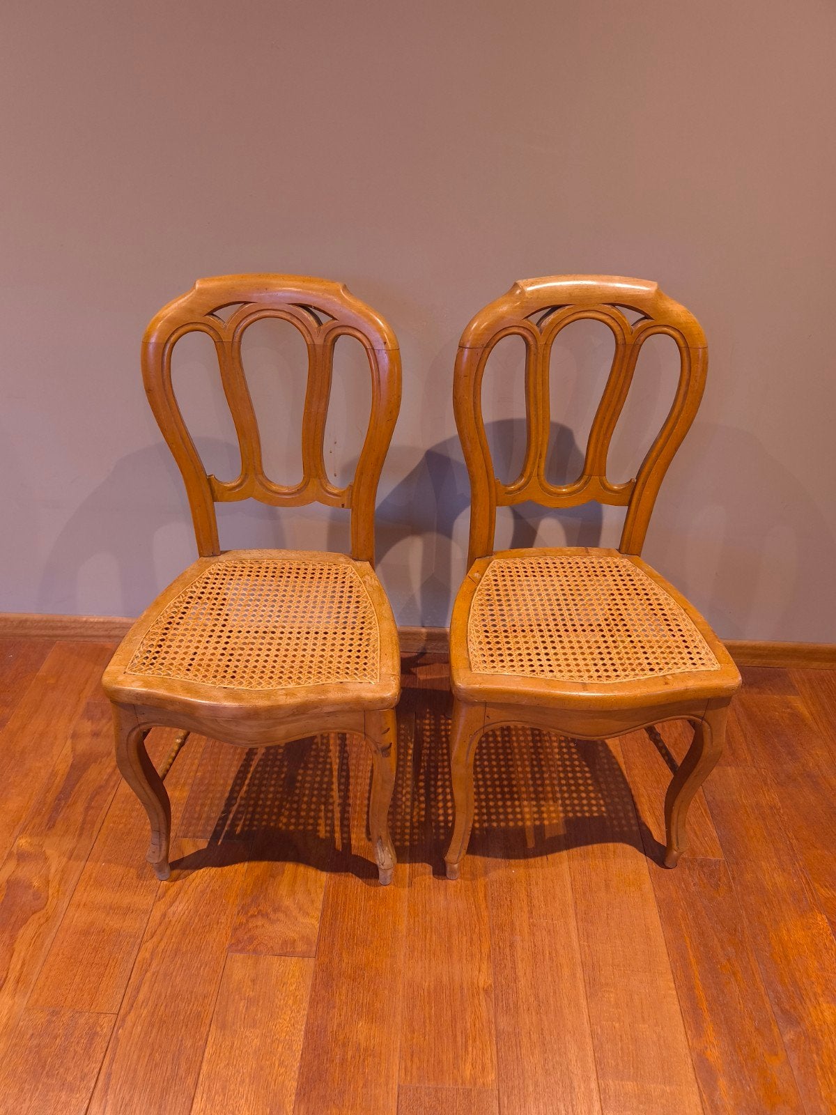Paire de chaises anciennes cannées en bois massif, Enlèvement