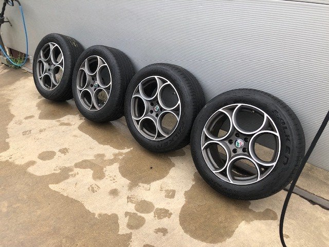 Originele Alfa Romeo Stelvio velgen 19 inch met zomerbanden, Auto-onderdelen, Banden en Velgen, Gebruikt, Velg(en), 235 mm, Zomerbanden