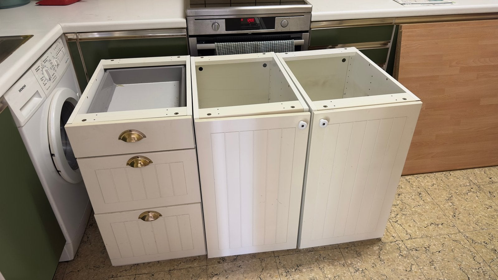 Drie keuken onderkasten en twee werkbladen, Ophalen, Zo goed als nieuw