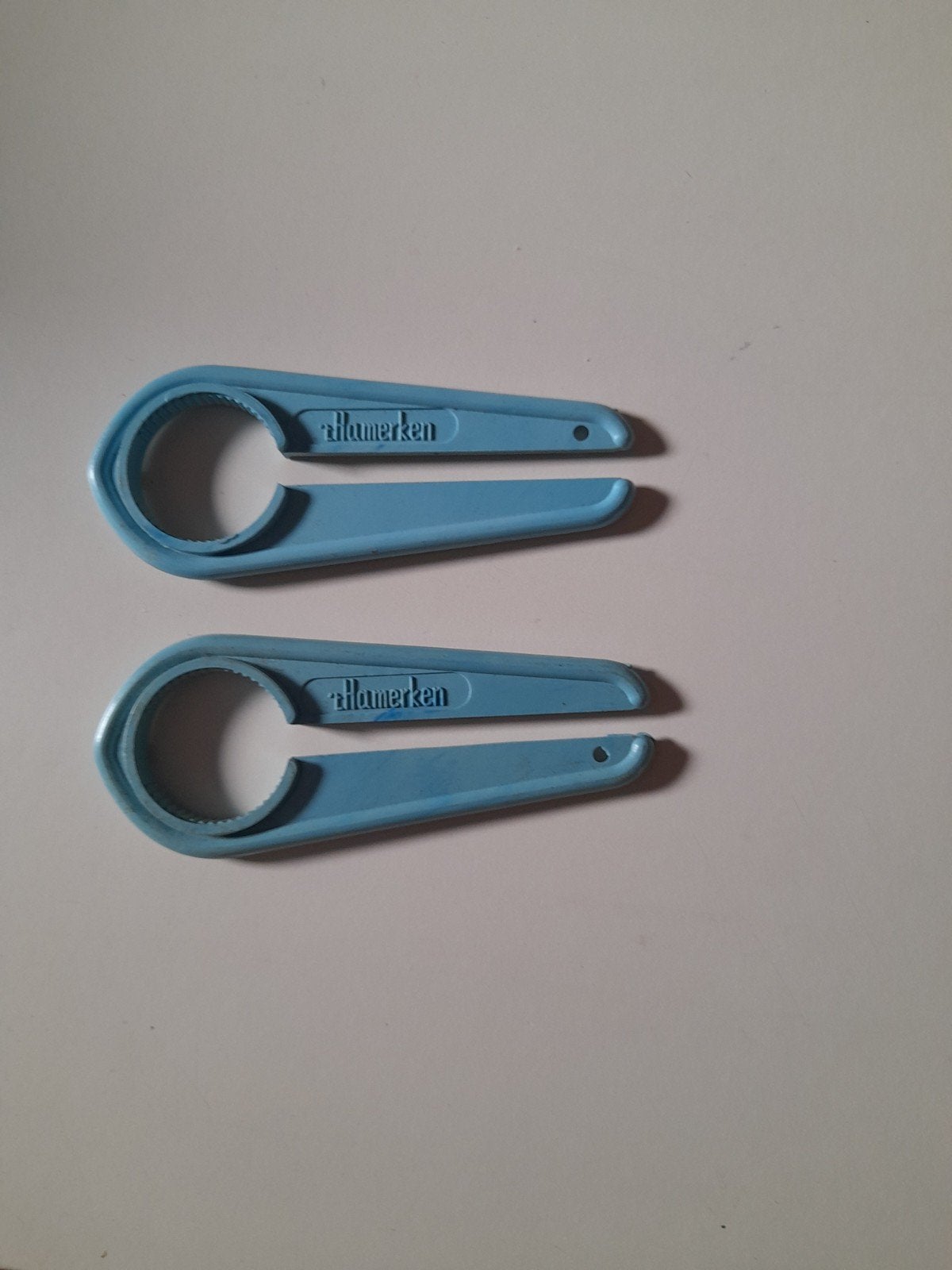 2 flessenopener t´hamerken met 2 verschillende gaten, Ophalen of Verzenden