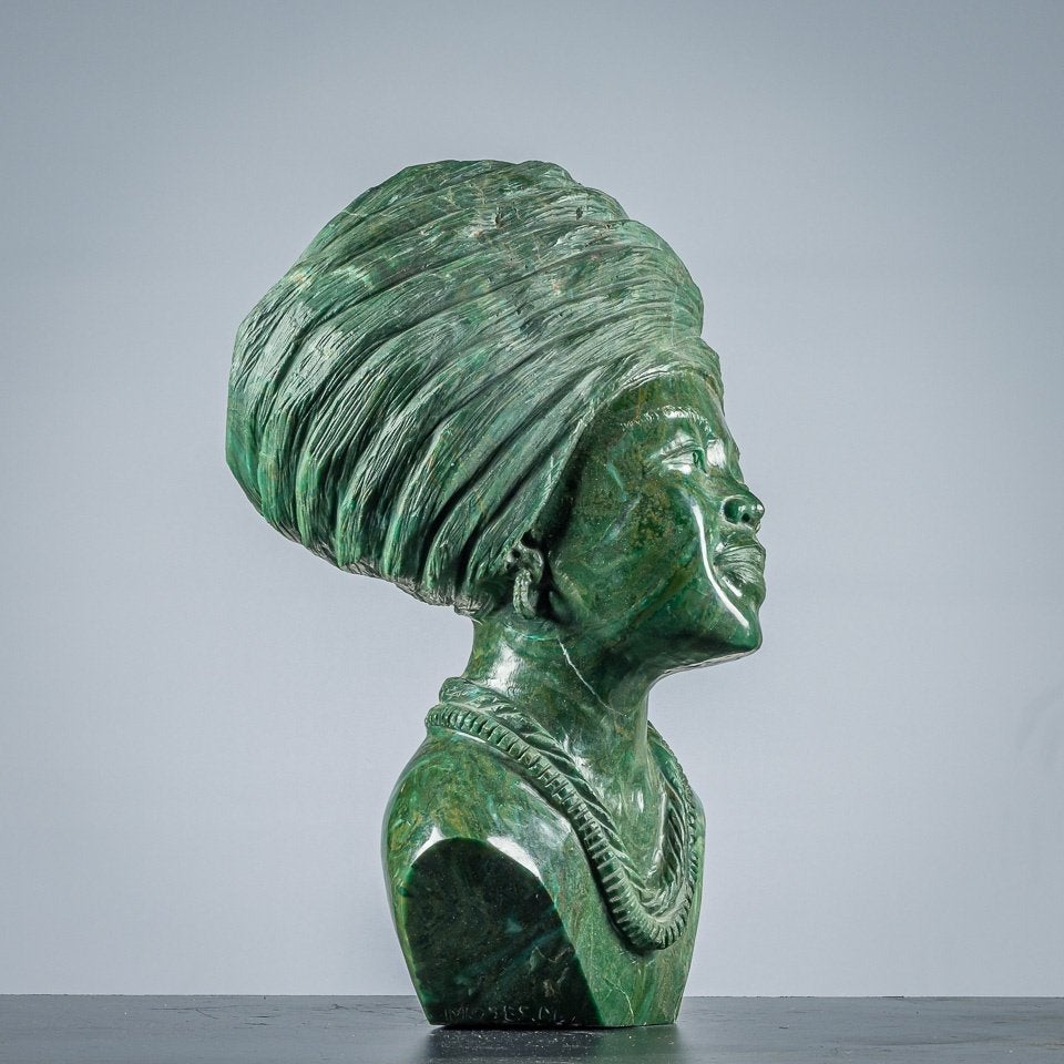 African Woman - Beeld van green verdite, Antiek en Kunst, Handgemaakt, Buste, Ophalen of Verzenden, 20 - 50 cm