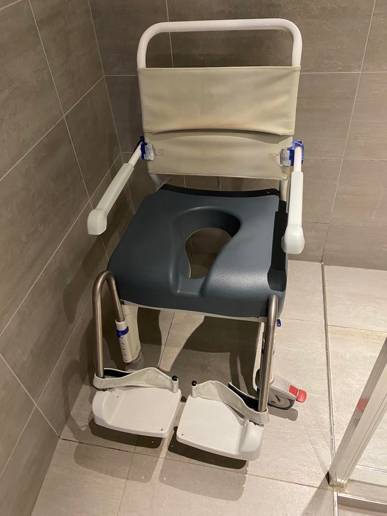 Aquatec Douche/toilet stoel, Diversen, Verpleegmiddelen, Ophalen, Zo goed als nieuw