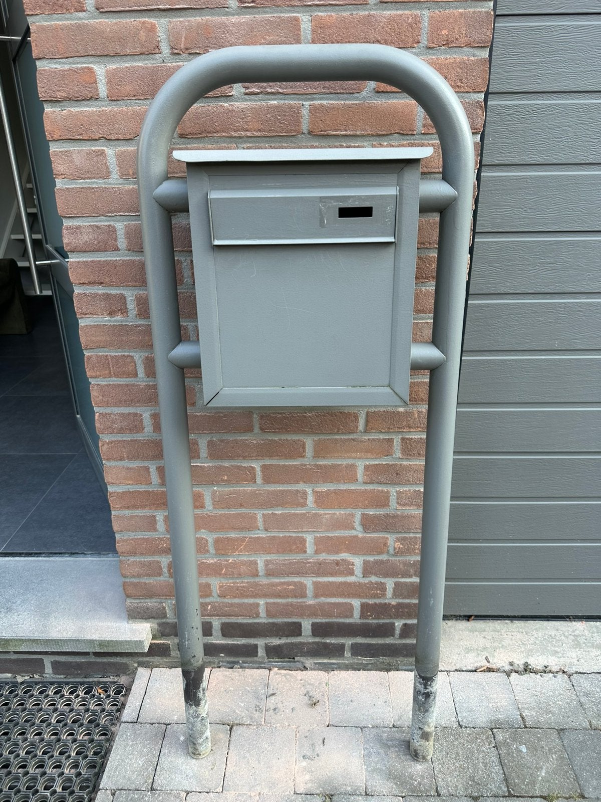 Stevige vrijstaande metalen brievenbus met beschermbeugel., Enlèvement, Utilisé, Autres matériaux, Sur pied