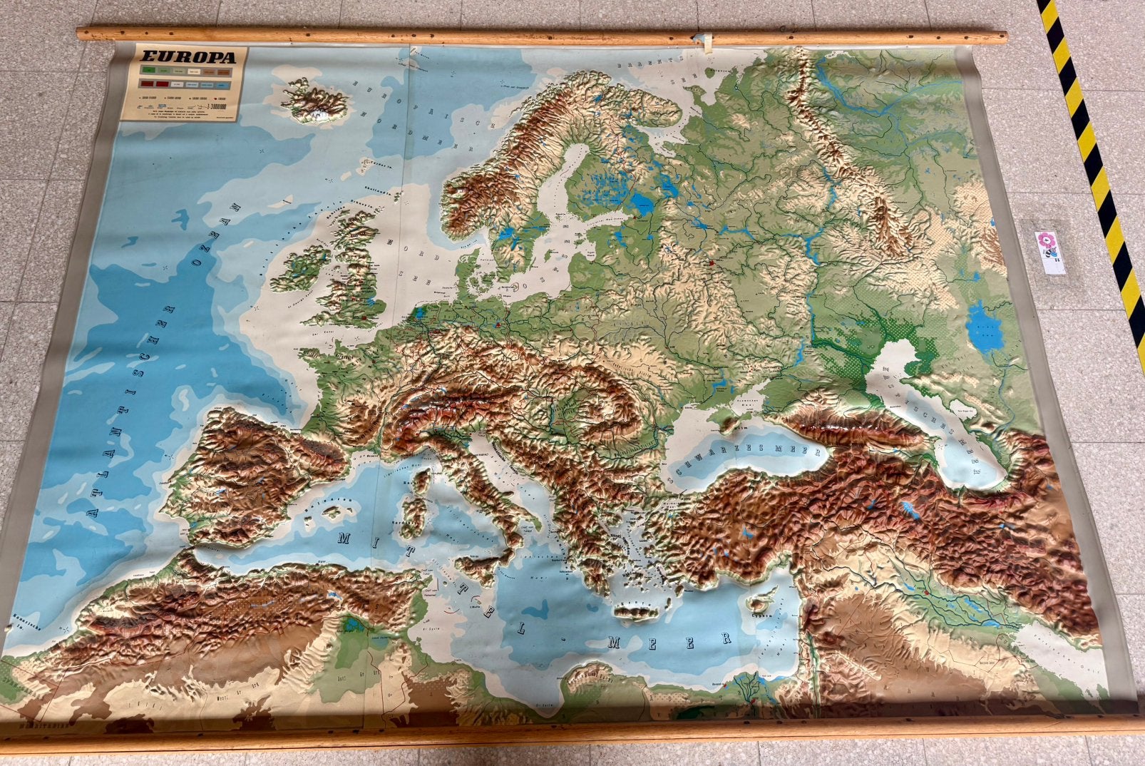 Heel mooie grote oude kaart van Europa met reliëf, Antiek en Kunst, Ophalen, Aardrijkskunde