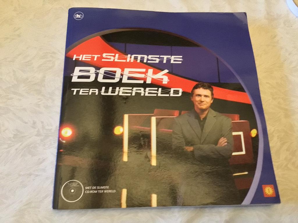 Boek het slimste boek ter wereld Eric Van Looy 2004 Vrt, Boeken, Ophalen of Verzenden