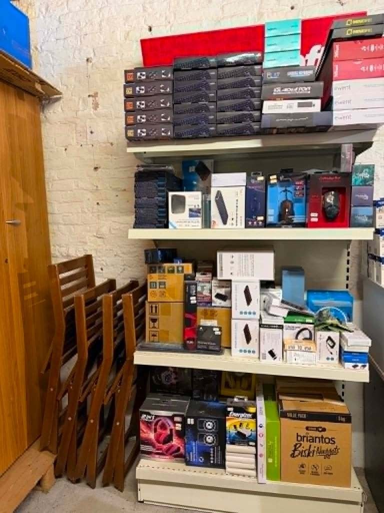 Lot de plus de 800 pièces de matériel informatique neuf, Enlèvement, Neuf