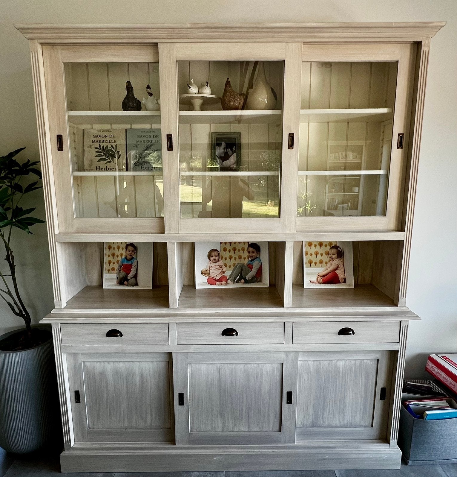 Volhouten witgebeitste vitrinekast 190x225cm (BxH), Huis en Inrichting, Kasten | Buffetkasten, Ophalen, Zo goed als nieuw
