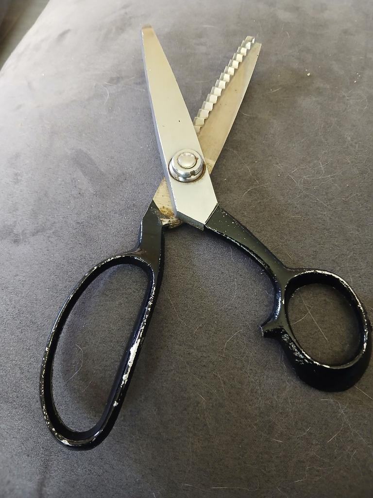 Zig zag knipschaar om stoffen te knippen. Af te halen in Roe, Ophalen